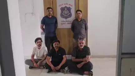 કામરેજ: વાવ ગામે કારમાંથી વિદેશી દારૂનો જથ્થો ઝડપાયો.