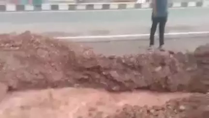 गढ़ाकोटा: दमोह रोड पर जल जीवन मिशन की पाइप लाइन फूटी, लोगों के घरों में जलभराव