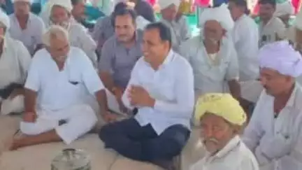 गिड़ा: बाङमेर-जैसलमेर सांसद उम्मेदाराम बेनिवाल ने किशने का तला क्षेत्र का दौरा किया, आमजन से हुए रूबरू