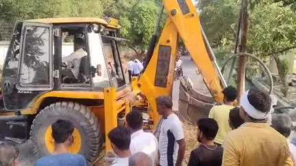 सैफई: अतिक्रमण हटाने की कार्रवाई सैफई में चौथे दिन भी रही जारी, रमैयापुर मार्ग पर चला बुलडोजर