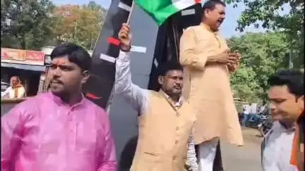 सिमरिया: सिमरिया मुख्य चौक में भाजपा कार्यकर्ताओं ने भारतीय सेना के सम्मान में निकाली तिरंगा यात्रा