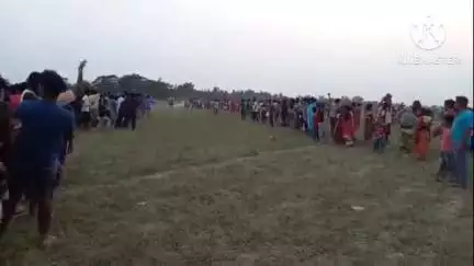 মথুরাপুর ১: ঘোড়াদল এলাকায় ঐতিহাসিক ঘোড়া দৌড়ের আয়োজন করা হয়েছে ঘোড়া দৌড় দেখতে ভিড় এলাকার মানুষদের