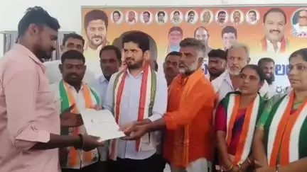 హుజూరాబాద్: కాంగ్రెస్ పార్టీ కార్యాలయంలో 57 మంది లబ్ధిదారులకు CMRF చెక్కులను పంపిణీ చేసిన నియోజకవర్గ కాంగ్రెస్ పార్టీ ఇంఛార్జి ప్రణవ్