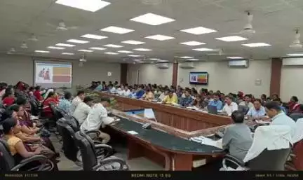 भीटी: जिलाधिकारी ने बैठक में आशाओं के फील्ड में जाने और कार्य करने की परखी हकीकत, सीएमओ को दिया नजर रखने का निर्देश