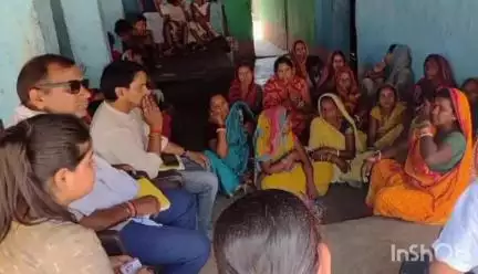 बरहट: मटिया में नेचर विलेज से जुड़े लोगों ने तुरी परिवार की ग्रामीण महिलाओं के साथ की बैठक