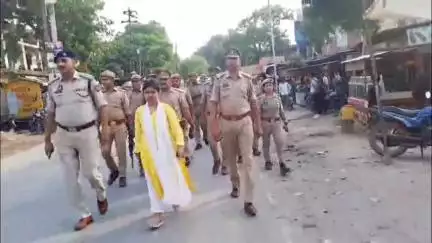 सेवराई: मुहम्मदाबाद एसडीएम और सीओ ने शांति व्यवस्था बनाए रखने के उद्देश्य से विभिन्न जगहों पर किया पैदल रूट मार्च