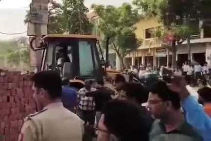 आलापुर: आलापुर की सिपाह बाजार में प्रशासन का बुलडोजर गरजा, अस्थाई अतिक्रमण करने वाले 59 लोगों के निर्माण को ढहाया