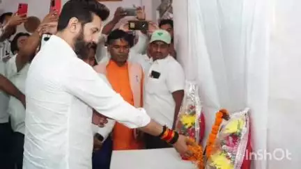 गरखा: नरायणपुर में चिराग पासवान ने शहीद के परिवारजनों से मुलाकात की