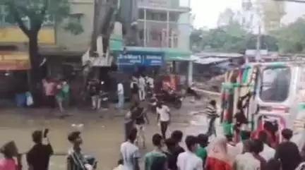 बारसोई: शहीद शुभम सिंह चौक पर गिट्टी से लदा ट्रक ऑटो पर पलटा, ऑटो और ट्रक क्षतिग्रस्त
