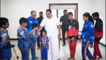 மாதவரம்: மாதவரம் சட்டமன்ற உறுப்பினர்  சுதர்சனத்தை தமிழ்நாடு அளவில் கிக் பாக்ஸிங்கில் வெற்றி பெற்ற மாணவர்கள் சந்தித்து வாழ்த்து பெற்றனர்.