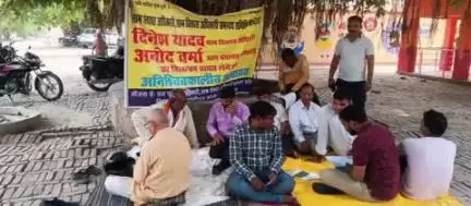 आलापुर: जहांगीरगंज ब्लॉक मुख्यालय पर चल रहा ग्राम पंचायत अधिकारियों का धरना डीएम के आश्वासन के बाद हुआ समाप्त