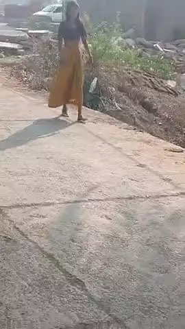 एक पागल औरत ग्राम नौगांव में घूम रही हे कहा