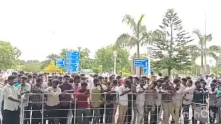 திருப்பரங்குன்றம்: "தவெக தலைவர், நடிகர் விஜய் மதுரை விமான நிலையம் வர உள்ளார்"- விமான நிலையத்தில் அதிகாலை முதலே குவிந்து வரும் ரசிகர்கள்