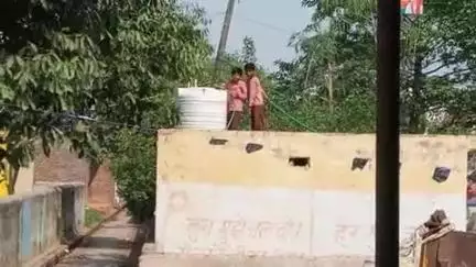 अध्यापक छोटे-छोटे छात्रों से शौचालय की छत पर चढ़वाकर टंकी में पानी भरवाते हैं अगर पैर फिसल जाए तो कौन बनेगा जिम्मेदार।