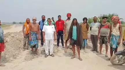 मधेपुरा: मरुवाहा में बड़े आरसीसी पुल की मांग को लेकर ग्रामीणों ने किया प्रदर्शन, कलवर्ट के काम को रोका #jansamasya