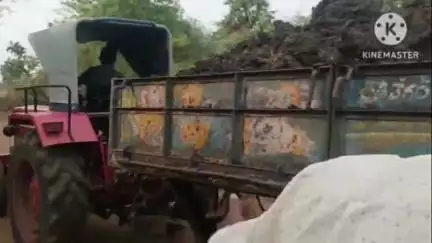 మరిపెడ: మరిపెడలో అక్రమంగా ఇటుకబట్టిలకు నల్లరేగడి మట్టి తరలిస్తున్న ట్రాక్టర్లను అడ్డుకున్న స్థానికులు