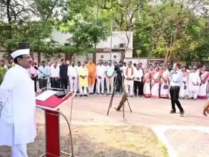 बल्लारपूर: बल्लारपूर येथील तहसील कार्यालयात आमदार सुधीर मुनगंटीवार यांच्या हस्ते ध्वजारोहण