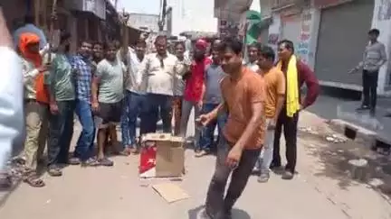 पहलगाम में हुए आतंकी हमले को लेकर बिसावर बाजार बंद पाकिस्तान का पुतला फूंका

हाथरस
बिसावर व्यापार मंडल, सामाजिक और धार्म
