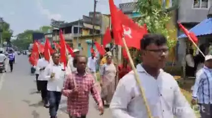 রানিবাঁধ: সরকারি অর্থে কর্মসংস্থান না করে ধর্মস্থান কেন এই প্রশ্ন তুলে রানবাঁধ বাজারে সিপিএম-এর মিছিল হল