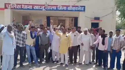 खाजूवाला: सेना के बंकर में मिले युवक के शव मामले ने पकड़ा तूल, परिजनों ने थाने के बाहर किया प्रदर्शन