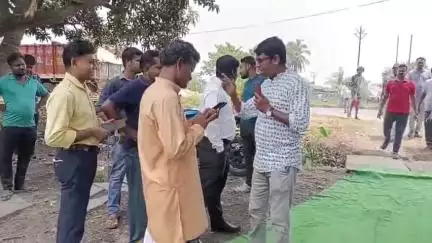 কোলাঘাট: কোলাঘাটের বরদাবাড় গ্রামে একটি চা চক্রের গিয়ে বিক্ষপের মুখে বিজেপি নেতা দিলীপ ঘোষ