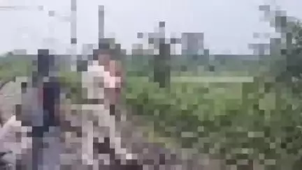 চাৰিদুৱাৰ: বালিপৰাত ৰেলৰ বিদ্যুৎ পৰিবাহী তাঁৰত লাগি এগৰাকী লোকৰ মৃত্যু, বৰ্তমানলৈকে উদ্ধাৰ হোৱা নাই লোকজনৰ পৰিচয়