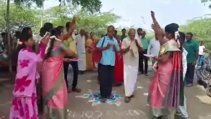 எட்டயபுரம்: மு கோட்டூர் கிராமத்தில் அரசு உயர்நிலைப் பள்ளிக்கு கல்வி சீர் வழங்கிய முன்னாள் மாணவர்கள்
