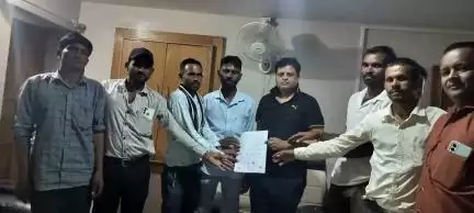 गलियाकोट: गलालपुरा गांव के युवाओं ने ग्राम पंचायत भचड़िया में यथावत रखने की मांग को लेकर सौंपा ज्ञापन
