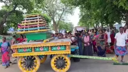 செங்கம்: சி சொர்பனந்தல் கிராமத்தில் கோயில் நிலம் ஆக்கிரமிப்பு அகற்றியதில் நான்கு பேர் கைது செய்ததை கண்டித்து சாலை மறியல்