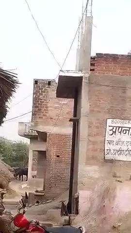 थाना फतेहपुर 84 के  ग्राम पंचायत लावणी के घर उसके ऊपर से तार निकलते हुए कर्मचारी अ लापरवाही करते हुए दिखाइए