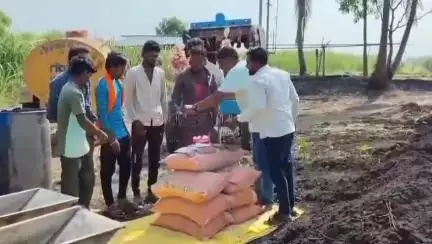 ಹಲಗಿಗೌಡರ ಗ್ರುಪ್ ಕಾರ್ಮೀಕರಿಗೆ ಹತ್ತುಲಕ್ಷ ವಿಮೆ ಘೋಷಣೆ: ಮುಧೋಳದಲ್ಲಿ ಕೇಕ್ ಕತ್ತರಿಸಿ, ಕಾರ್ಮಿಕ ದಿನಾಚರಣೆ
