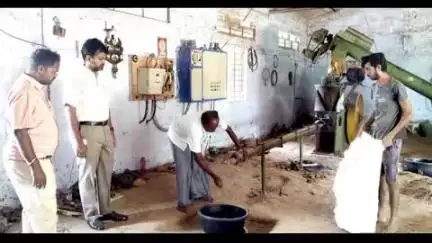 சத்தியமங்கலம்: கொம்ப நாயக்கன் பாளையம் பகுதியில் உன்னிச்செடியிலிருந்து எரிகட்டிகள் தயாரிப்பது குறித்து நிறுவனத்தில் மாவட்ட ஆட்சியர் ஆய்வு
