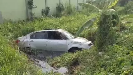 ডোমজুড়: ডোমজুড় 2 নম্বর পোলের কাছে নিয়ন্ত্রণ হারিয়ে নয়নজুলিতে উল্টে গেল গাড়ি, গুরুতর আহত গাড়ির চালক
