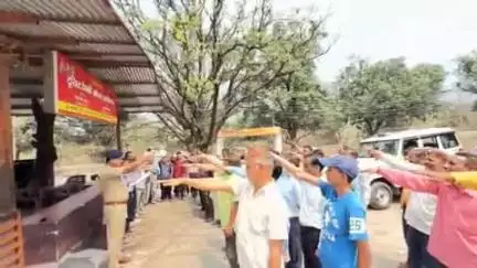 यमकेश्वर: स्वर्गाश्रम स्थित मैदान में थानाध्यक्ष ने चारधाम यात्रा में सड़क सुरक्षा नियमों का पालन करने की दिलाई प्रतिज्ञा