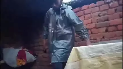 बूरमू: चकमे मदरसा के पास अमिन अंसारी के घर पर बारिश के दौरान पेड़ गिरने से क्षति