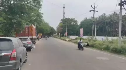 கும்பகோணம்: பழைய மீன் அங்காடி அருகே பெட்ரோல் பங்கில் பைக்கில் பெட்ரோல் இருக்கிறதா என பற்ற வைத்த சிகரெட்டுடன் பார்த்த போது தீ விபத்து