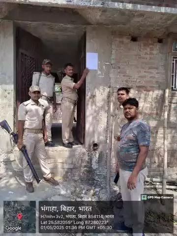 कटिहार जिला के पोठिया थाना कांड संख्या-77/24 में प्राo अभिo तुषार भारती एवं शुभम कुमार यादव के घर पर इश्तेहार चिपकाया गया I