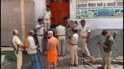 मनीगाछी: नेहरा थाना क्षेत्र में हत्या और आर्म्स एक्ट के तीन फरार अभियुक्तों के घर इश्तिहार चिपकाया गया