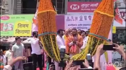 उमरगा: शहरात शिवाजी महाराज चौक परीसरात मंञी जयकुमार गोरे यांचे  क्रेन च्या माध्यमातून हार घालुन स्वागत