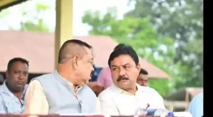 গলীয়া গাঁও পঞ্চায়তৰ কাৰ্য্যালয় চৌহদত বিজেপি আৰু অগপৰ মিত্ৰ জোঁটৰ হৈ নিৰ্বাচনৰ প্ৰচাৰ চলায় মন্ত্ৰী ৰণজিৎ কুমাৰ দাসে