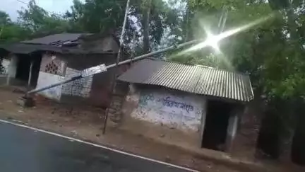 পুঞ্চা: কালবৈশাখীর দাপটে বুধপুর মোড়ে বাড়ির উপর ভেঙে পড়লো সোলার বাতি স্তম্ভ