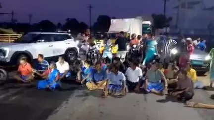 பல்லடம்: கள்ளம்பாளையம் பகுதியில் மழை நீரோடு கழிவுநீர் கலந்த நின்றதாக பொதுமக்கள் சாலை மறியல் போராட்டத்தில் ஈடுபட்டனர்