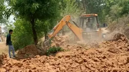 राहुवास: रास्ता खोलो अभियान के तहत राहुवास तहसील के नयावास गांव में 50 साल से बंद रास्ते से अतिक्रमण हटाकर कराया गया सुचारू