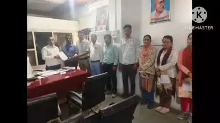 आसपुर: ग्राम विकास अधिकारियों ने अपनी मांगों को लेकर आसपुर के BDO को सौंपा ज्ञापन