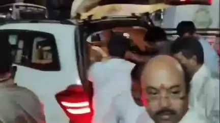 ಮುದ್ದೇಬಿಹಾಳ: ಸಿಎಂ ಸಿದ್ದರಾಮಯ್ಯ ಪುತ್ರ ಯತೀಂದ್ರ ಸಿದ್ದರಾಮಯ್ಯಗೆ ಮುದ್ದೇಬಿಹಾಳ ಪಟ್ಟಣದಲ್ಲಿ ಕುರಿ ಕಾಣಿಕೆ ನೀಡಿ ಸನ್ಮಾನಿಸಿದ ಅಭಿಮಾನಿಗಳು