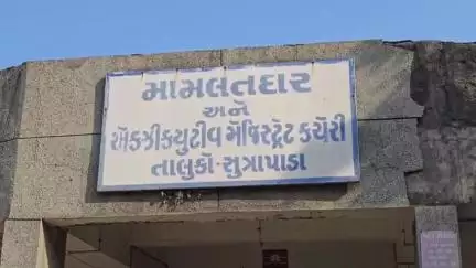 સુત્રાપાડા: સુત્રાપાડામાં ખનીજ ચોરો પર કાર્યવાહી બરુલા સરકારી તળાવમાંથી માટી ચોરી કરતા બે ટ્રેક્ટર અને JCB સાથે ત્રણ શખ્સો પકડાયા