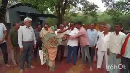 येवला: येवला येथील पार्कमध्ये भुजबळ समर्थकांनी केला आनंद उत्सव साजरा