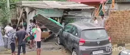 হাজো: শুৱালকুছি-গুৱাহাটীৰ পথৰ শিঙিমাৰীত চাৰিচকীয়া বাহনৰ খুন্দা এখন পাণ তামোলৰ দোকানত, আহত ৩ গৰাকী
