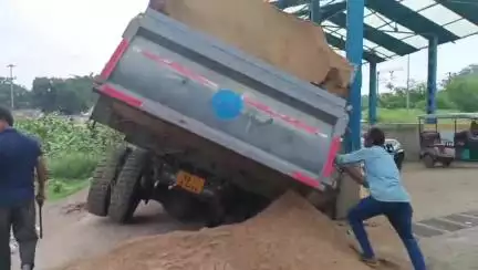 লালগোলা: কৃষ্ণপুর ৭২ নম্বর রেলগেটের আন্ডার পাসের উল্টে গেল বালি ভর্তি ডাম্পার গাড়ি মঙ্গলবার সকালে