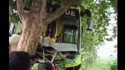 জলঙ্গি: করিমপুরে যাত্রীবাহী বাসের ধাক্কাই মারুতি ভ্যানে থাকা ৫ জনের একসঙ্গে মৃত্যু হয়। মৃতদের মধ্যে রয়েছে জলঙ্গির এক মহিলা